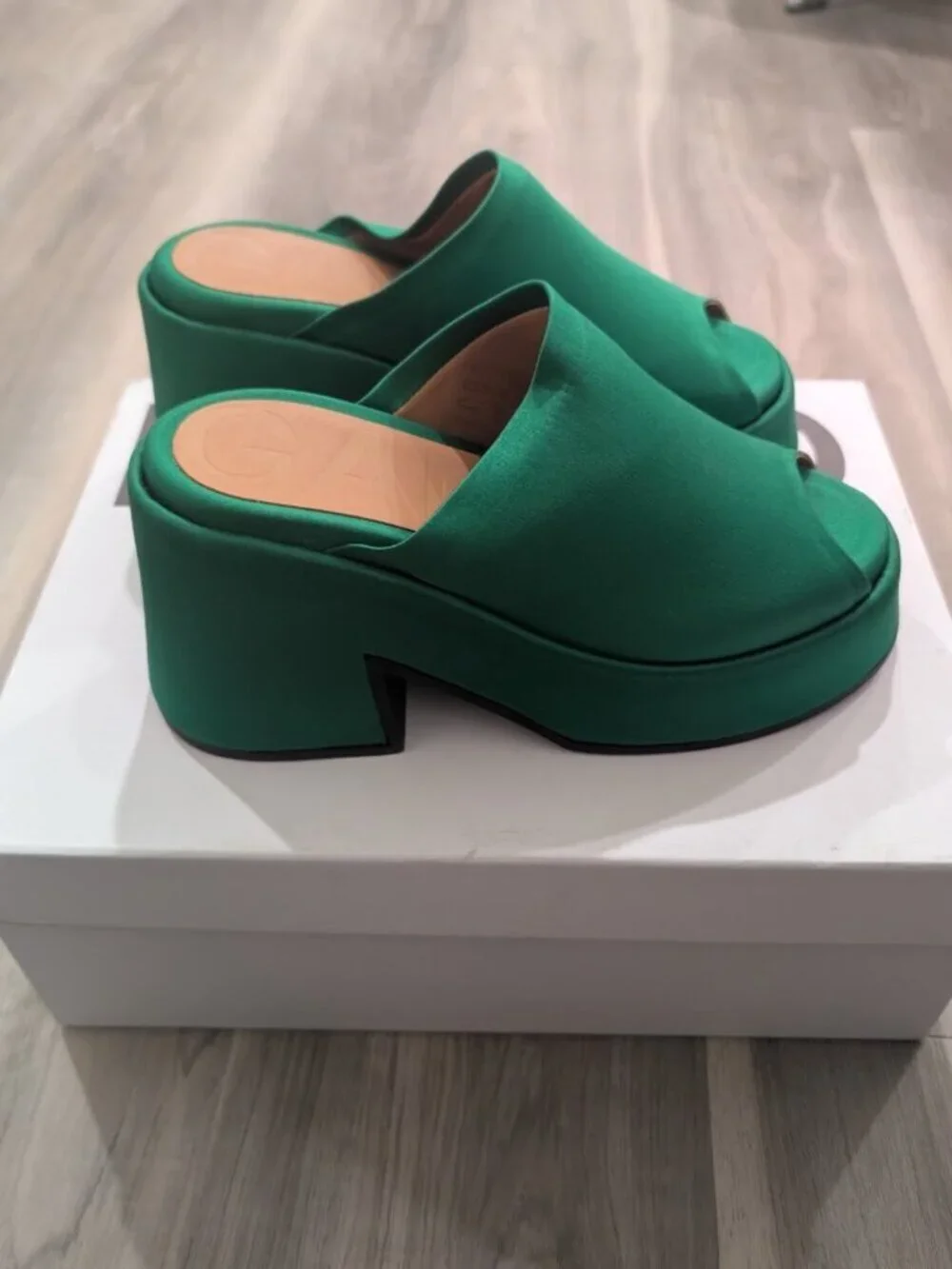 GANNI | Retro Satin Platform Wedge Mule In Kelly Green EU37